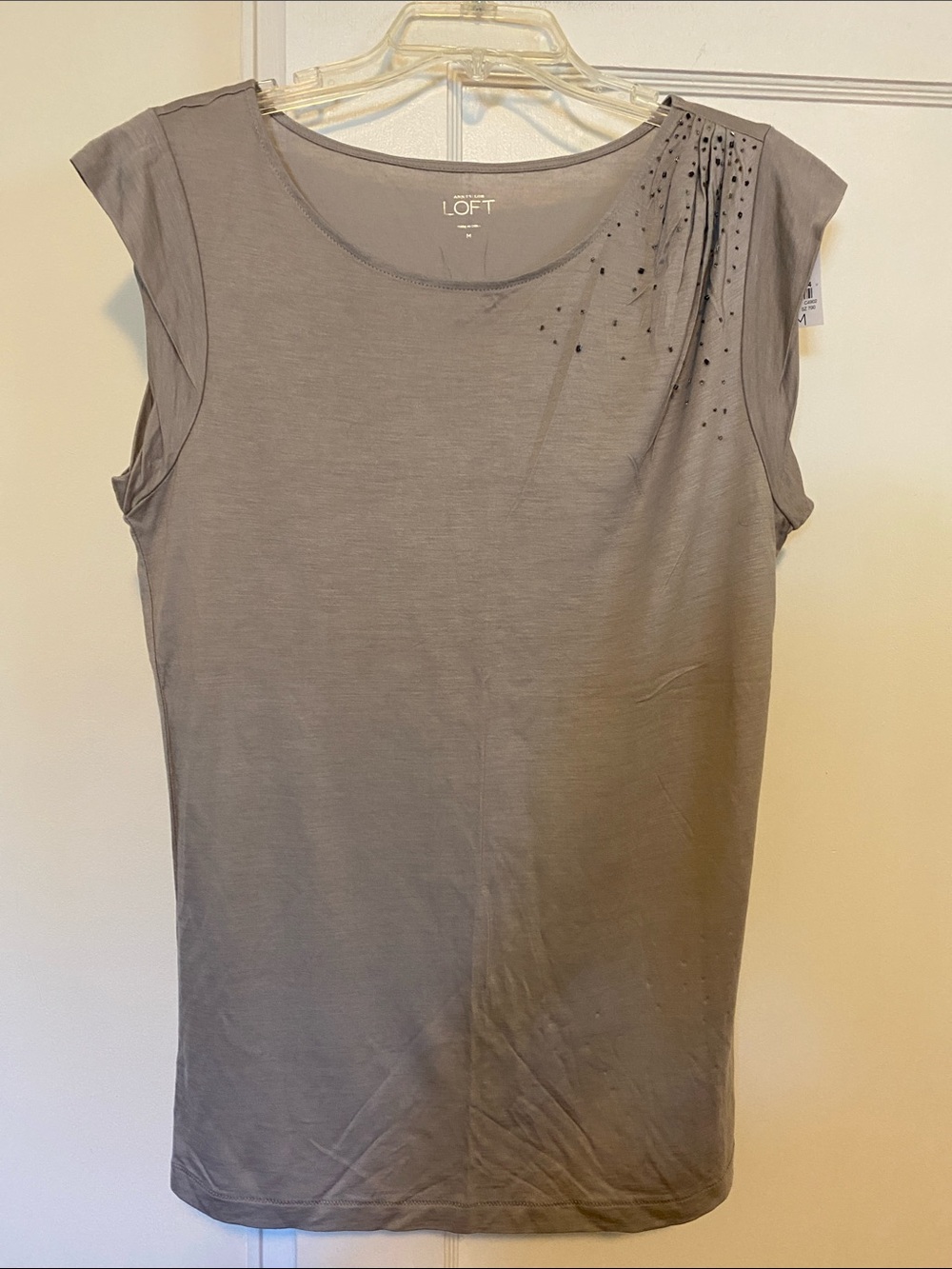 🎀 5/$20 🎀 NWT Loft grey top with stud accents on one shoulder size medium